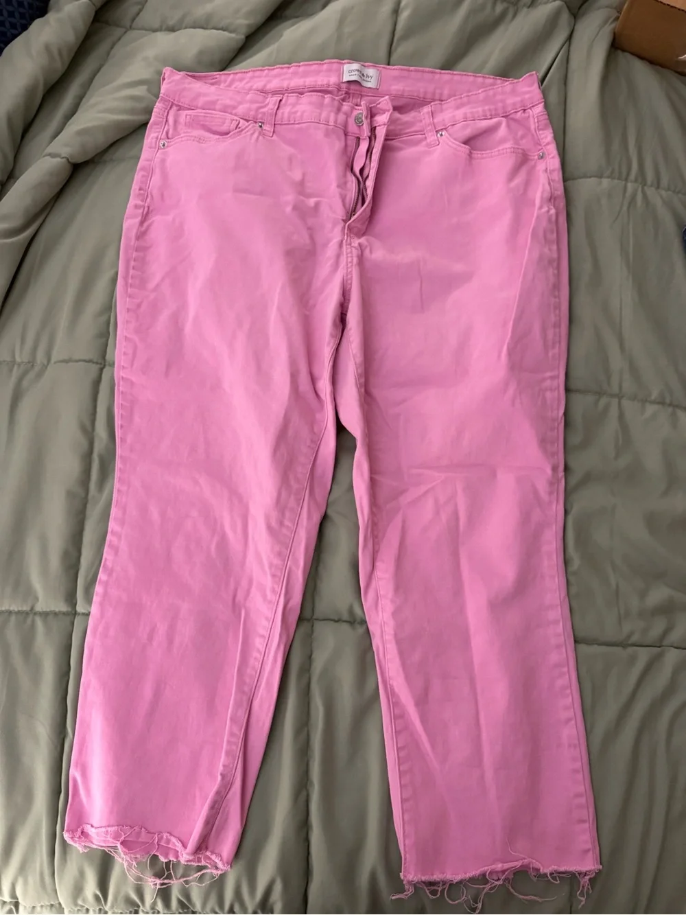 crown & ivy Pink Cropped Frayed-Hem Pants - Picture 1 of 3